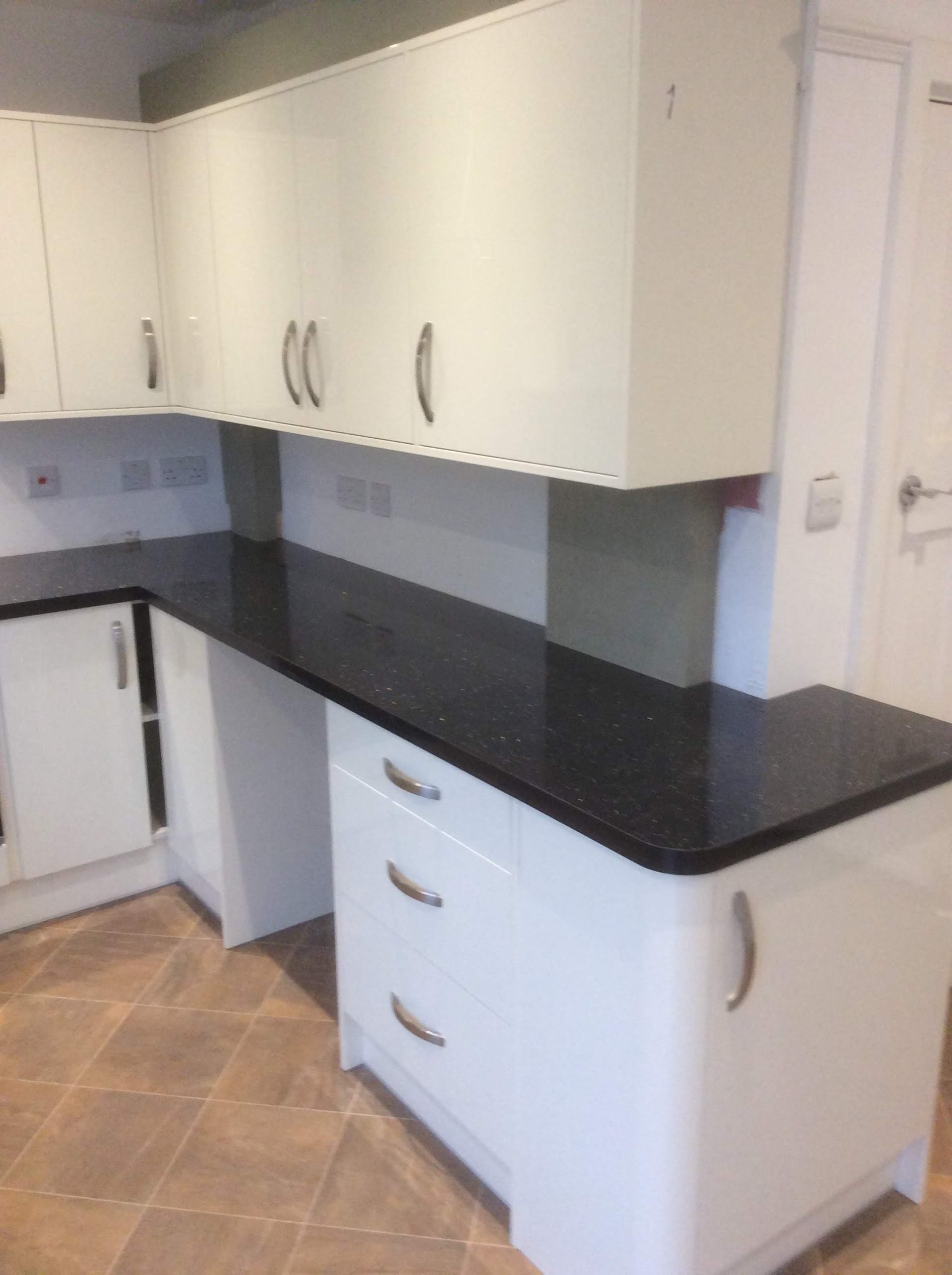 Kitchen base unit with wrap around end unit