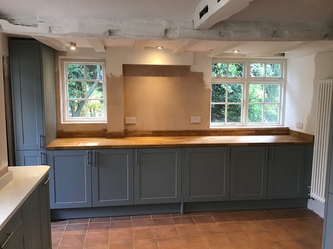 Cottage kitchen in grey
